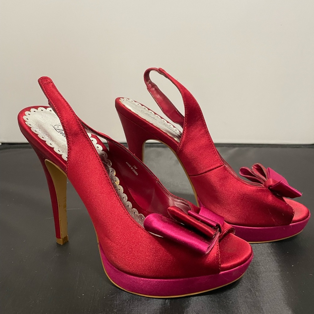 Ladies high heels size 7 heel size 3.5 inches long in excellent condition..